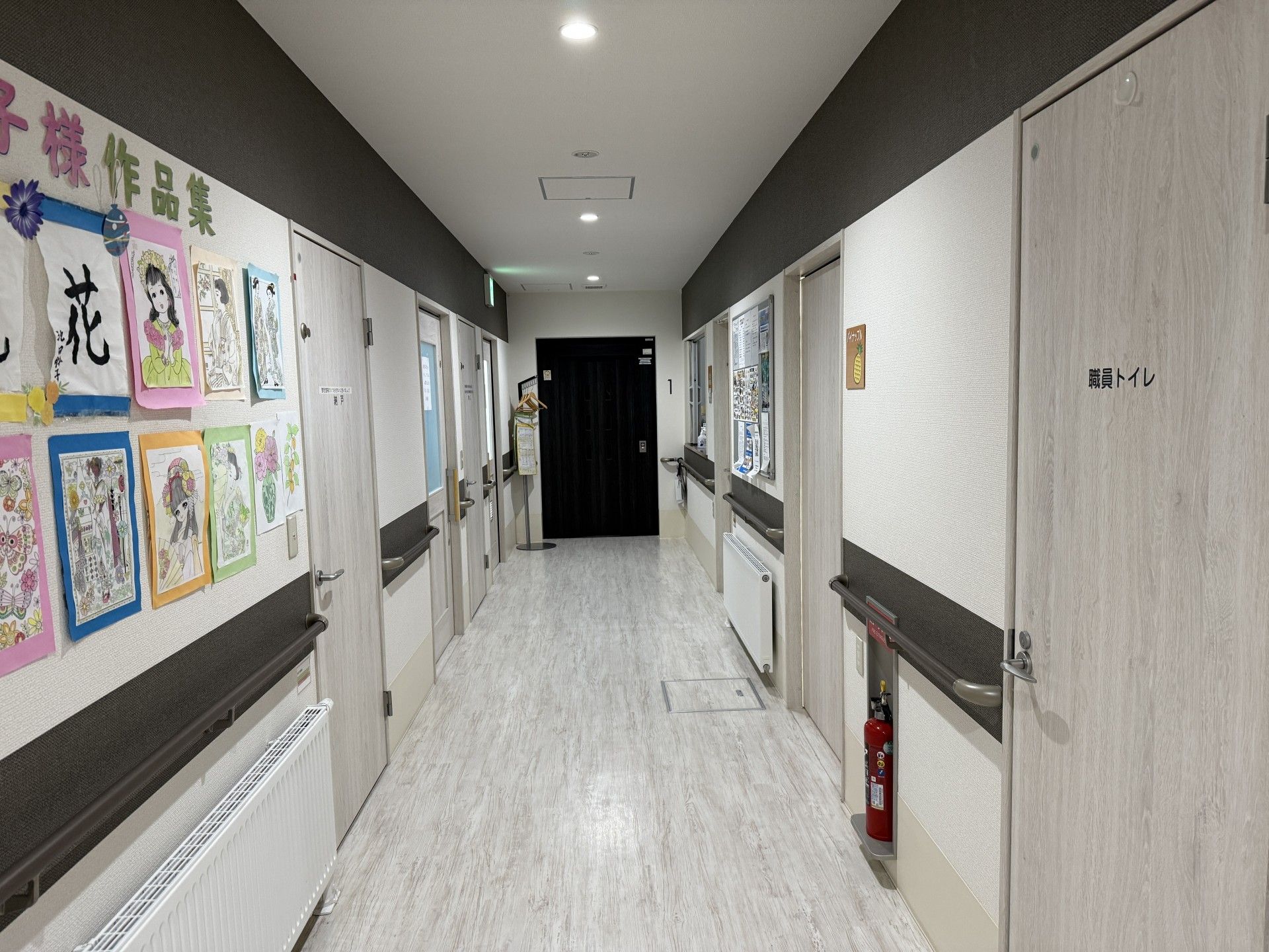 子供作品が飾られた廊下