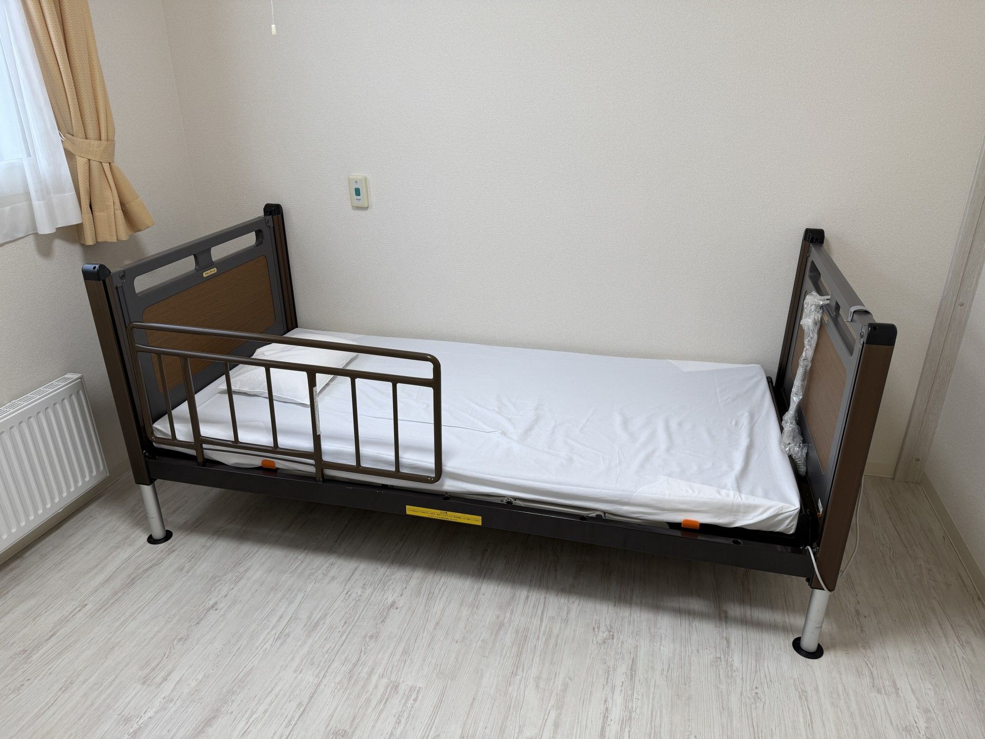 シンプルなベッドの部屋