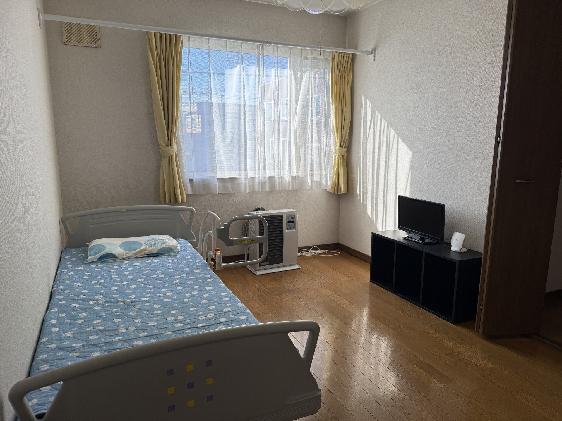 日差しが差し込む個室