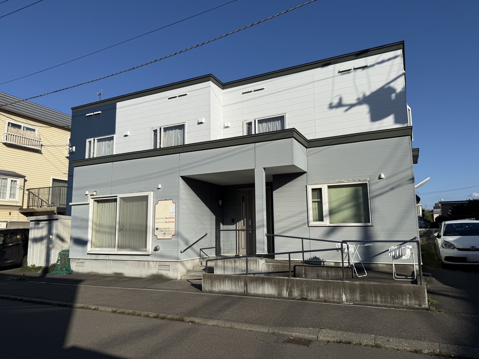 青空の下の建物外観