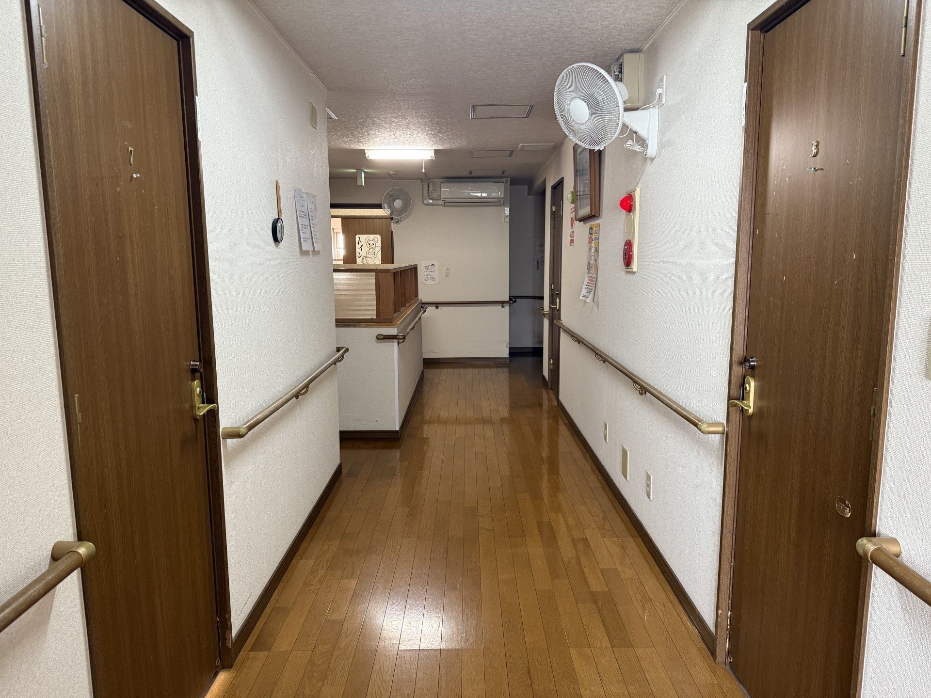 手すり付きの廊下