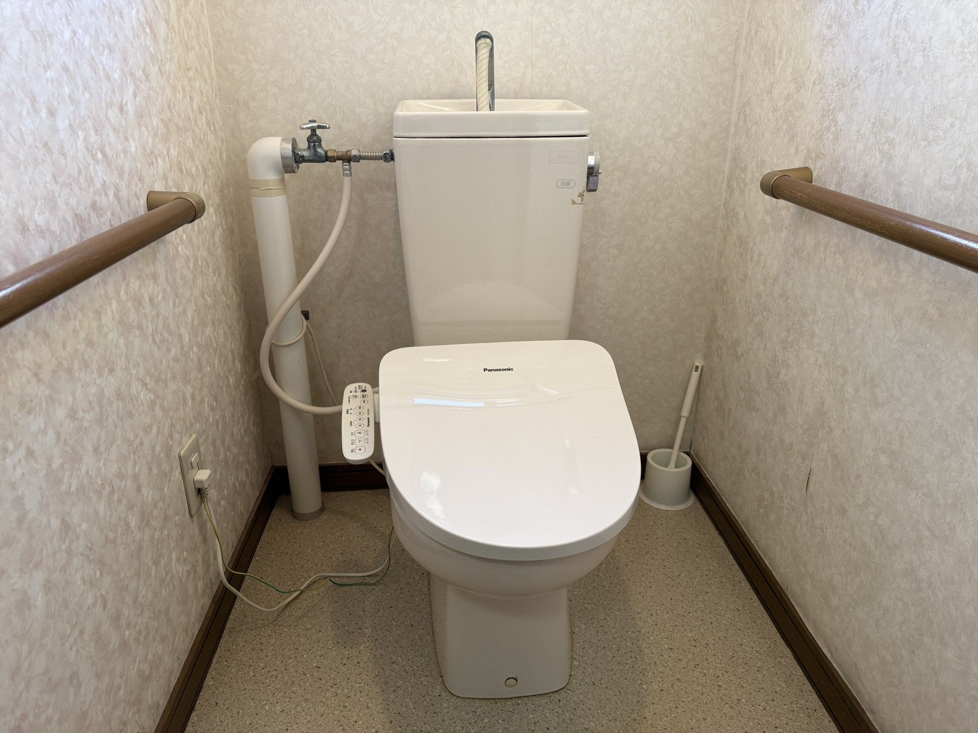 手すり付きのトイレ