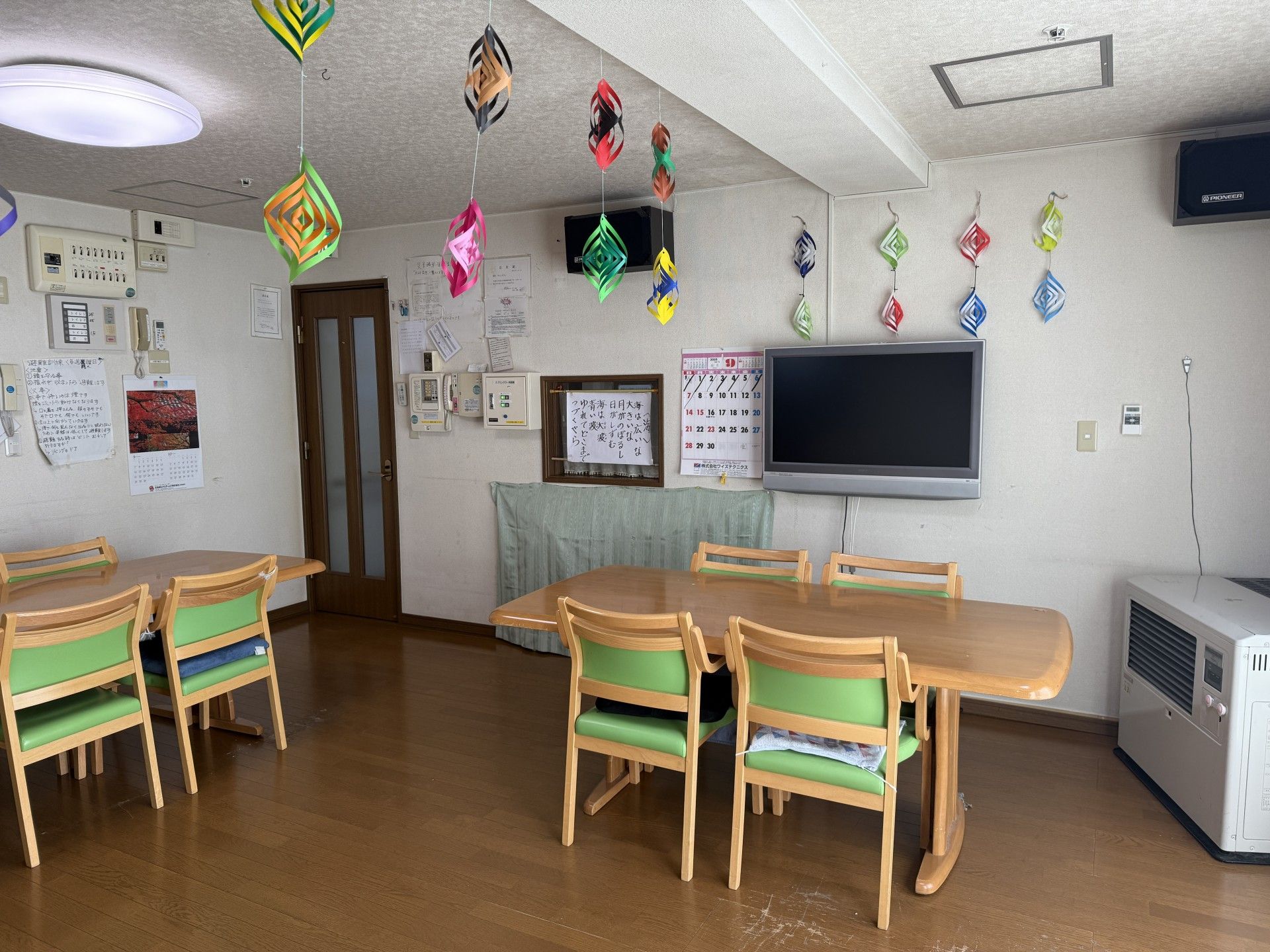 飾りが吊るされた部屋