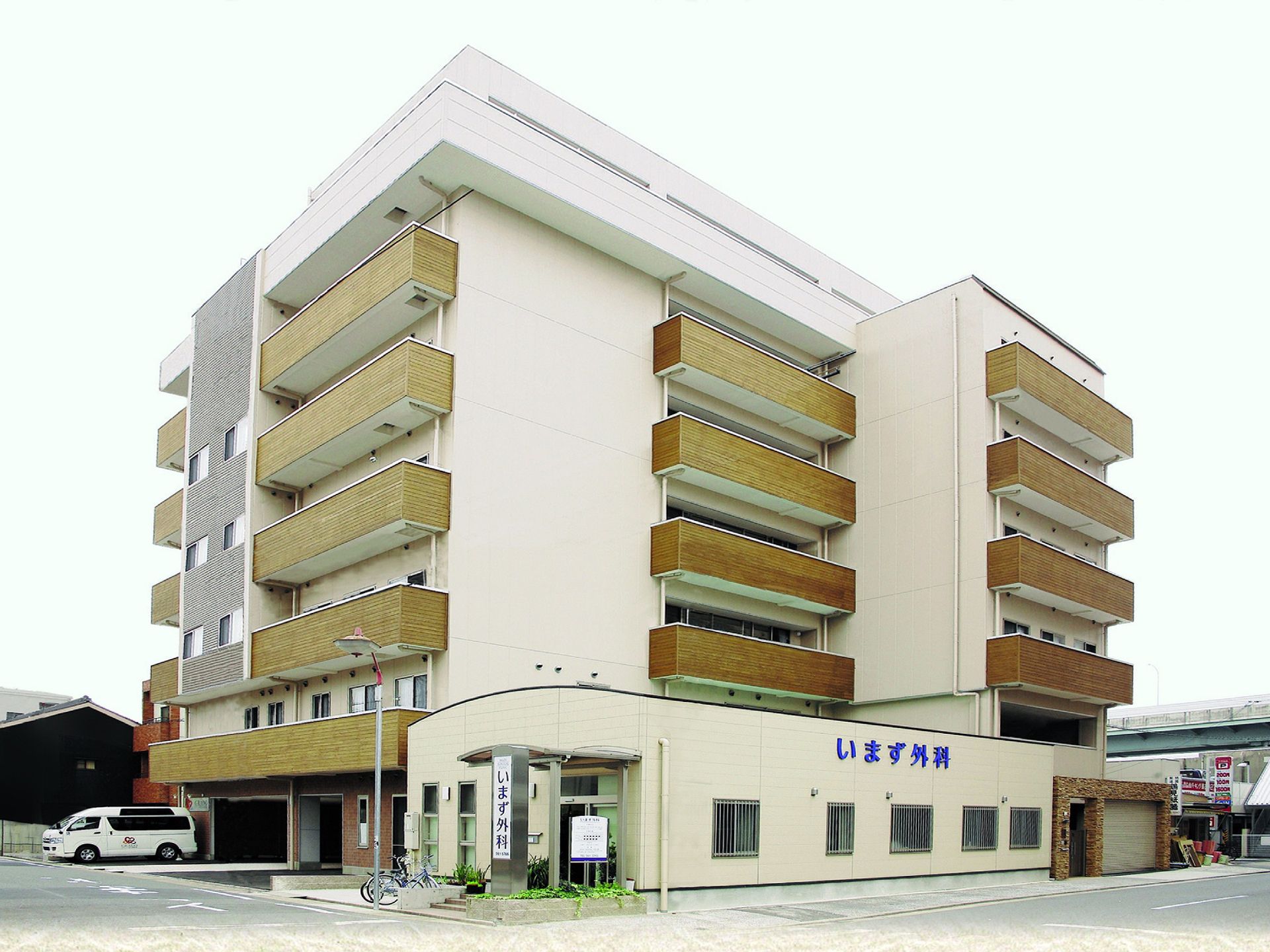 閑静な住宅街に位置する施設の外観。