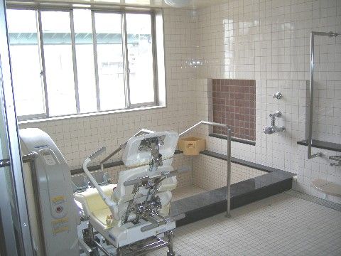 湯船は広く、安心の介助手すりを付けている浴室。