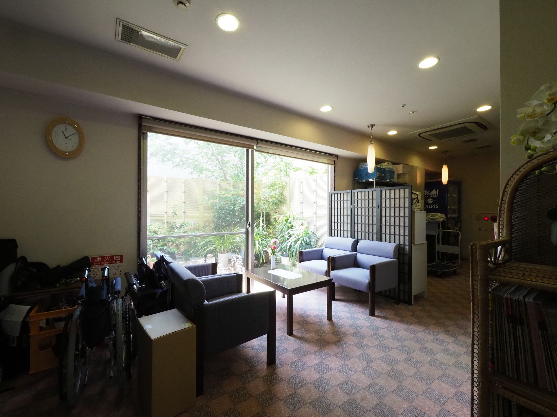 テーブルとゆったりとしたイスが4脚あります。大きな窓に面しており、日本庭園風の景色を眺めながら談話できる。