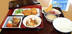メロンのデザートが付いた、唐揚げがメインのメニュー