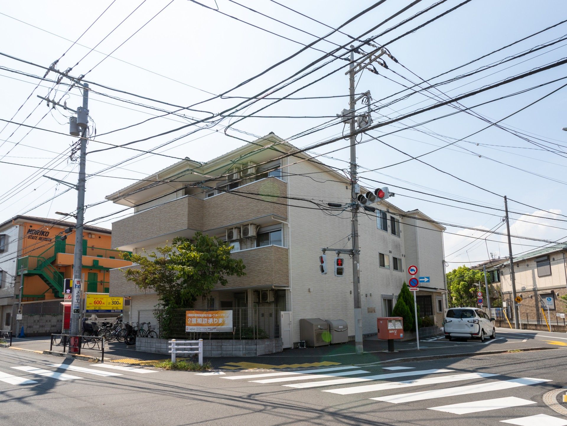 交差点に面した建物