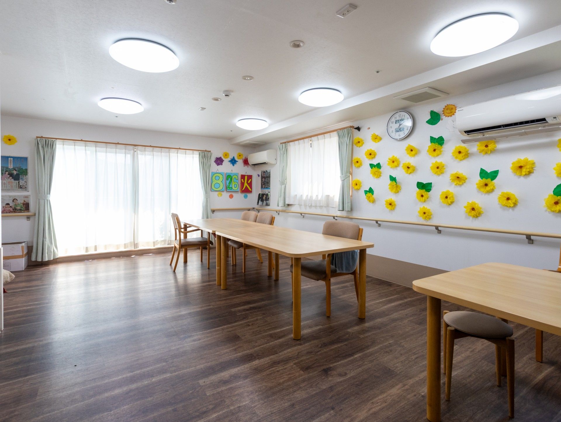 明るい装飾のある部屋