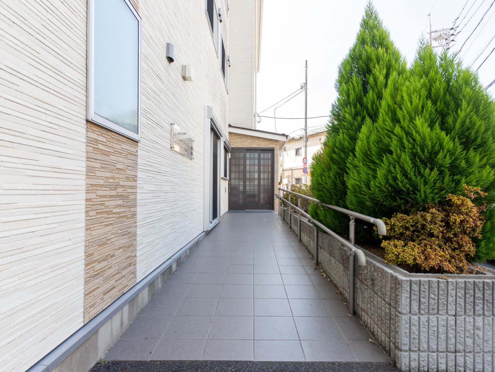 手すり付きのスロープ