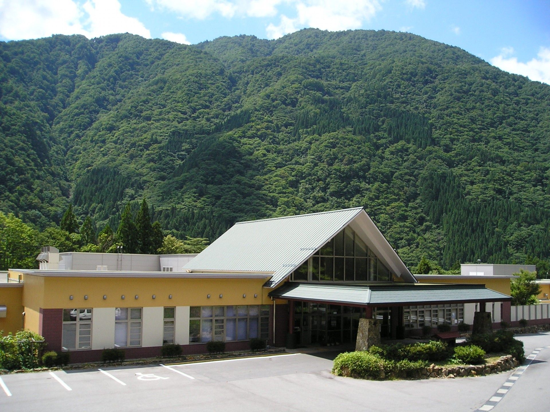 緑豊かな環境の建物