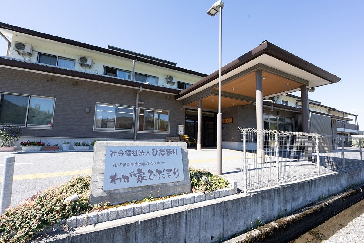 明るいエントランスの施設