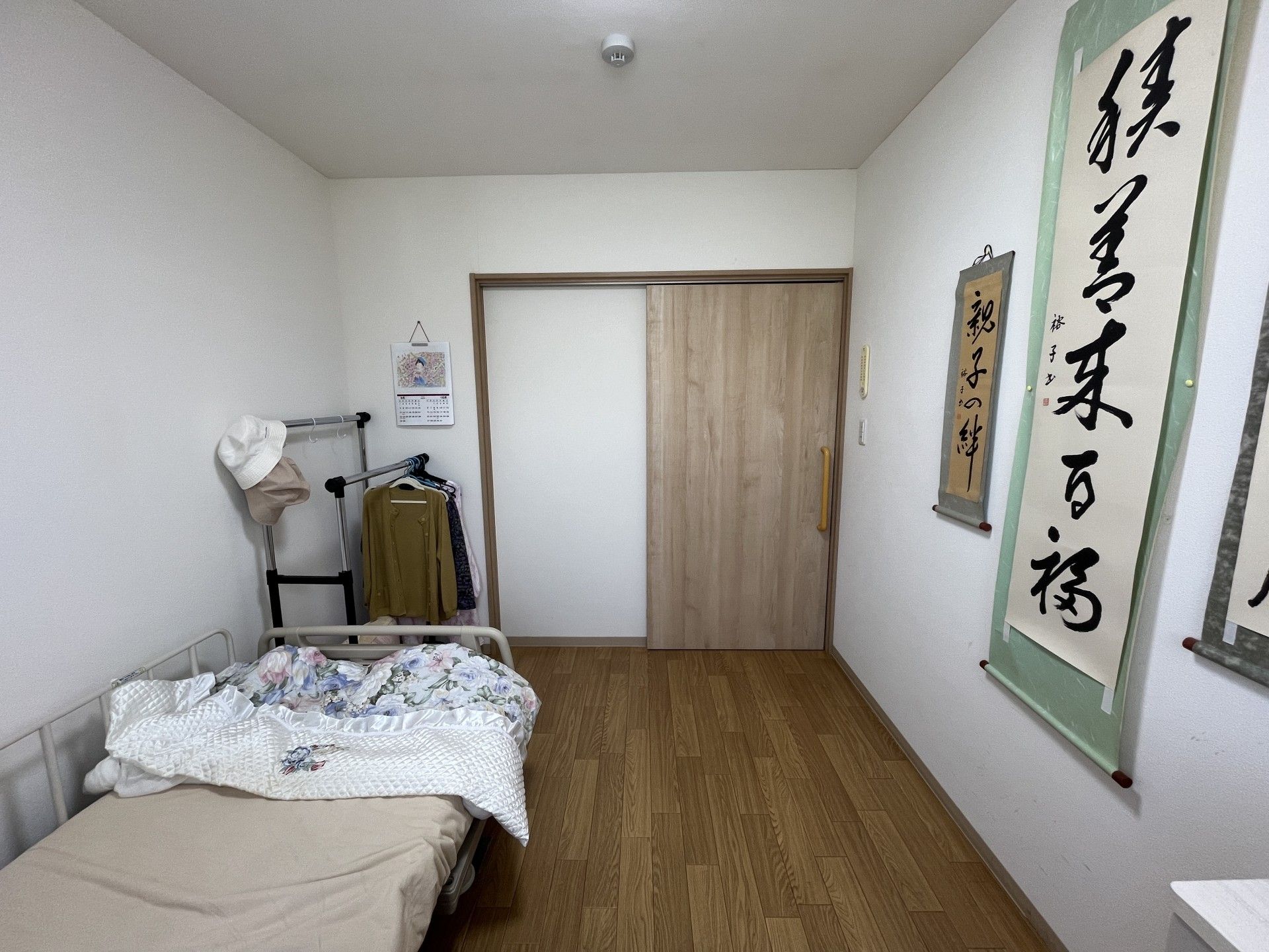居室の一角とベッド