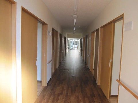 「ライフパートナー浜寺」の廊下。廊下へのスペースを確保するべく、引き戸を採用している。