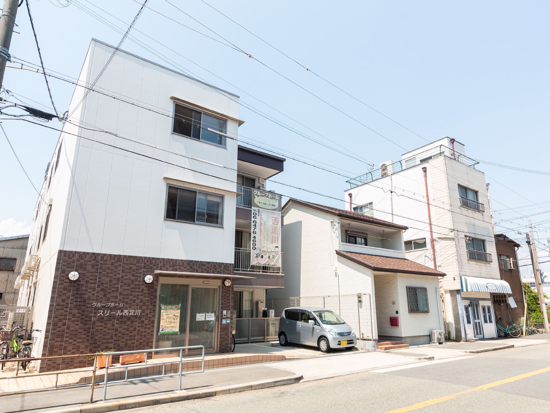 白を基調とした鉄骨造３階建のグループホーム