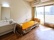 明るい個室のベッド