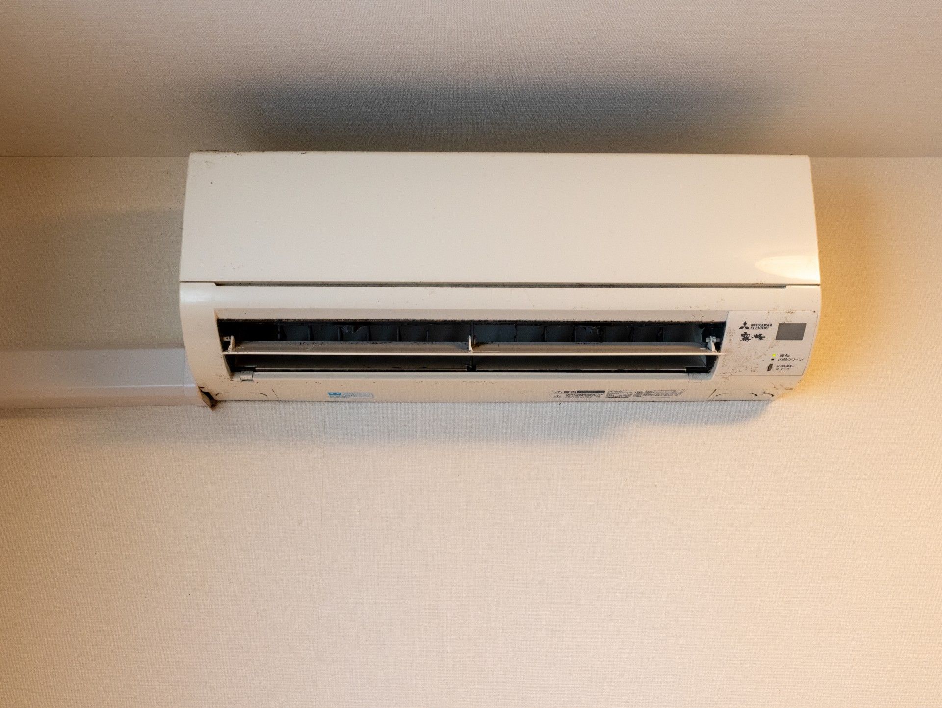 壁に設置された空調設備