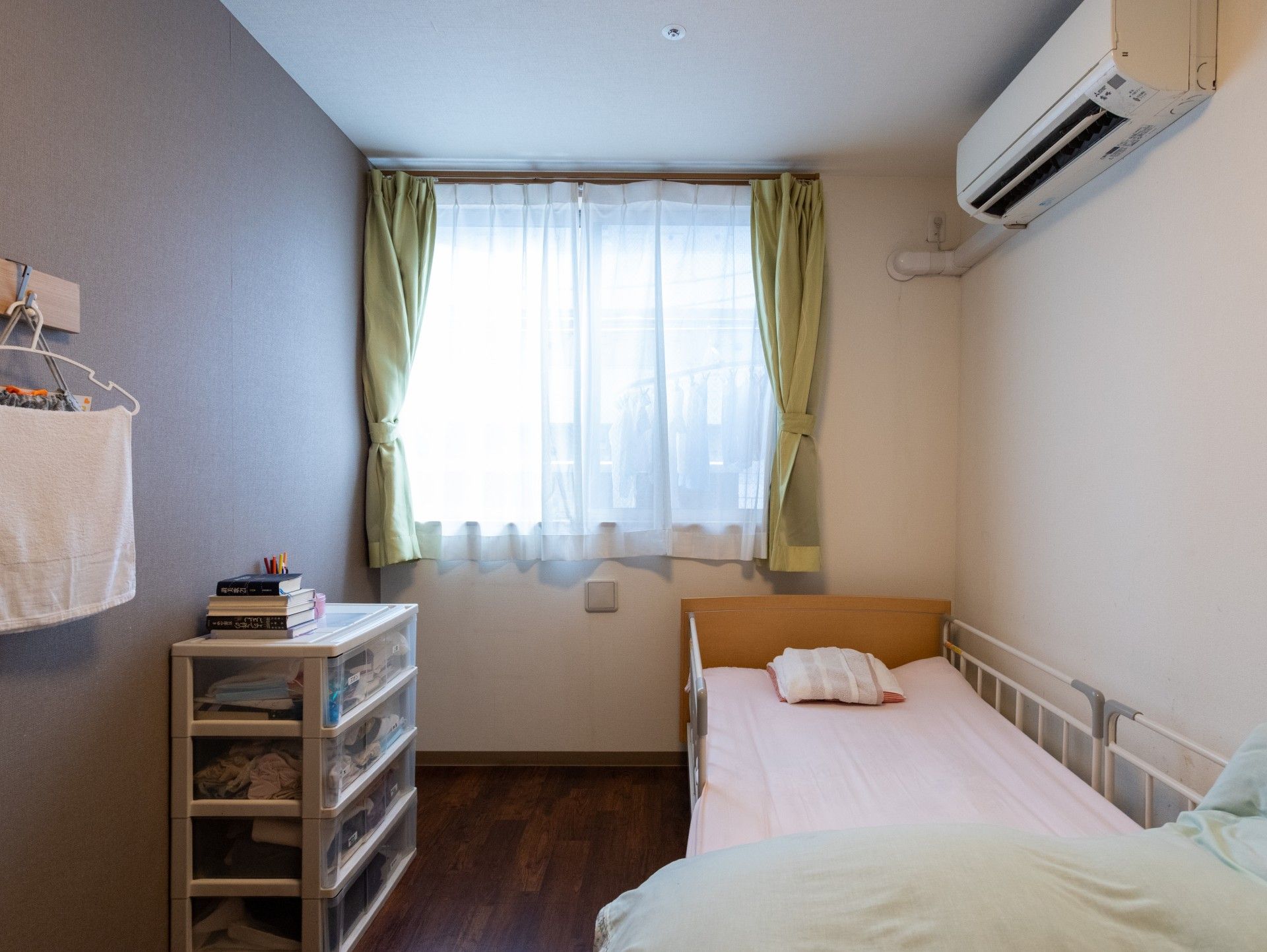 明るい個室のベッド