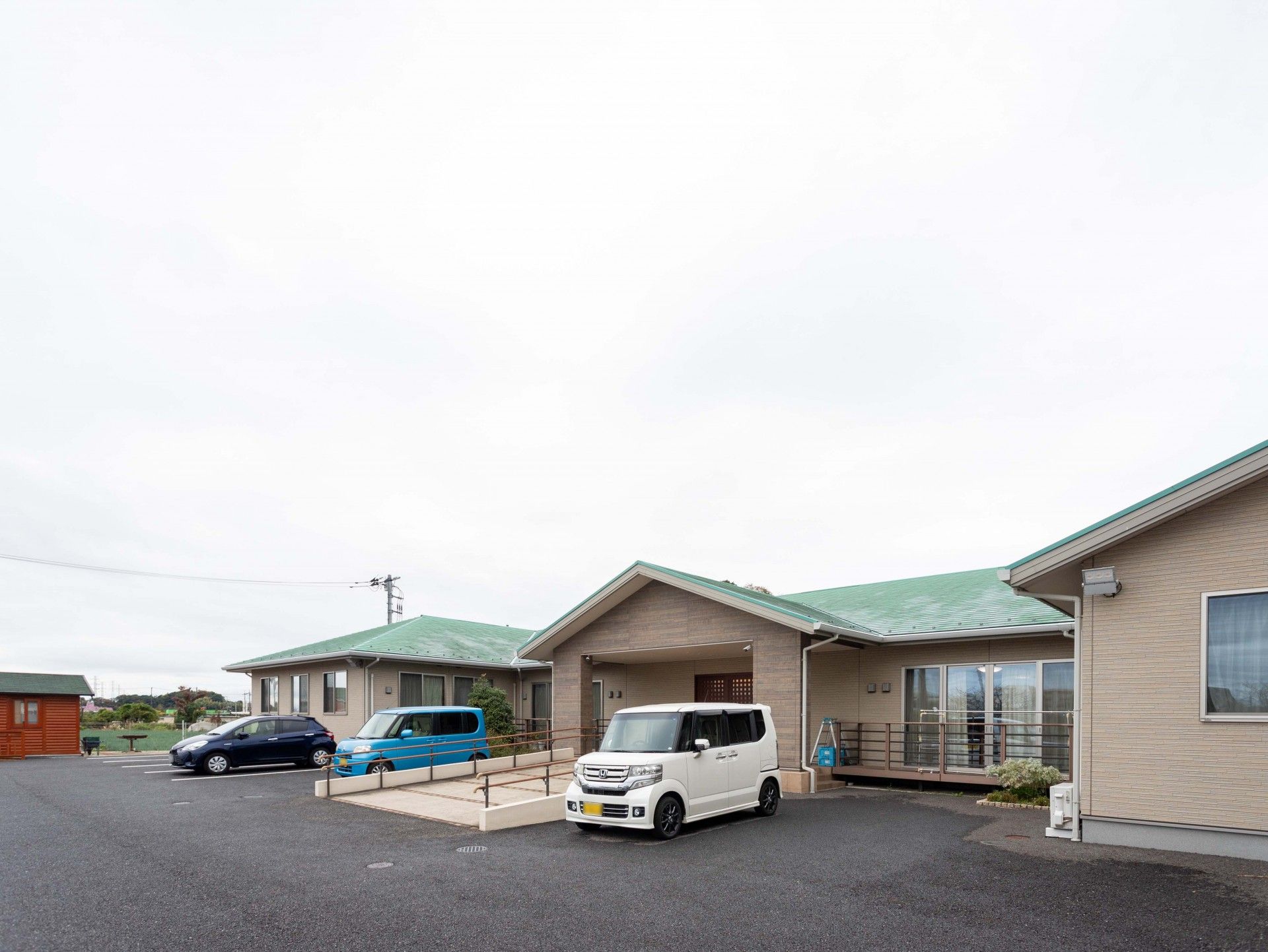 広々とした施設の外観