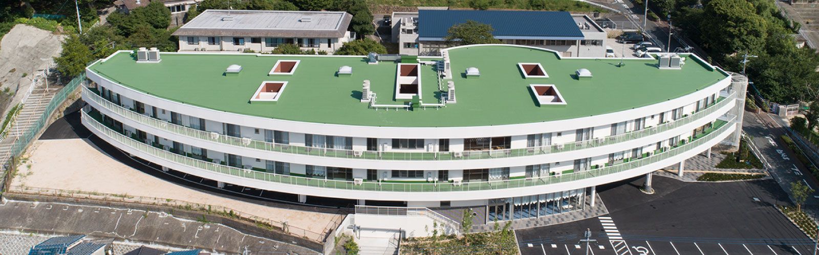 円形の建物全景