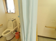 介護施設内の清潔なトイレスペース
