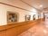 絵画が飾られた廊下