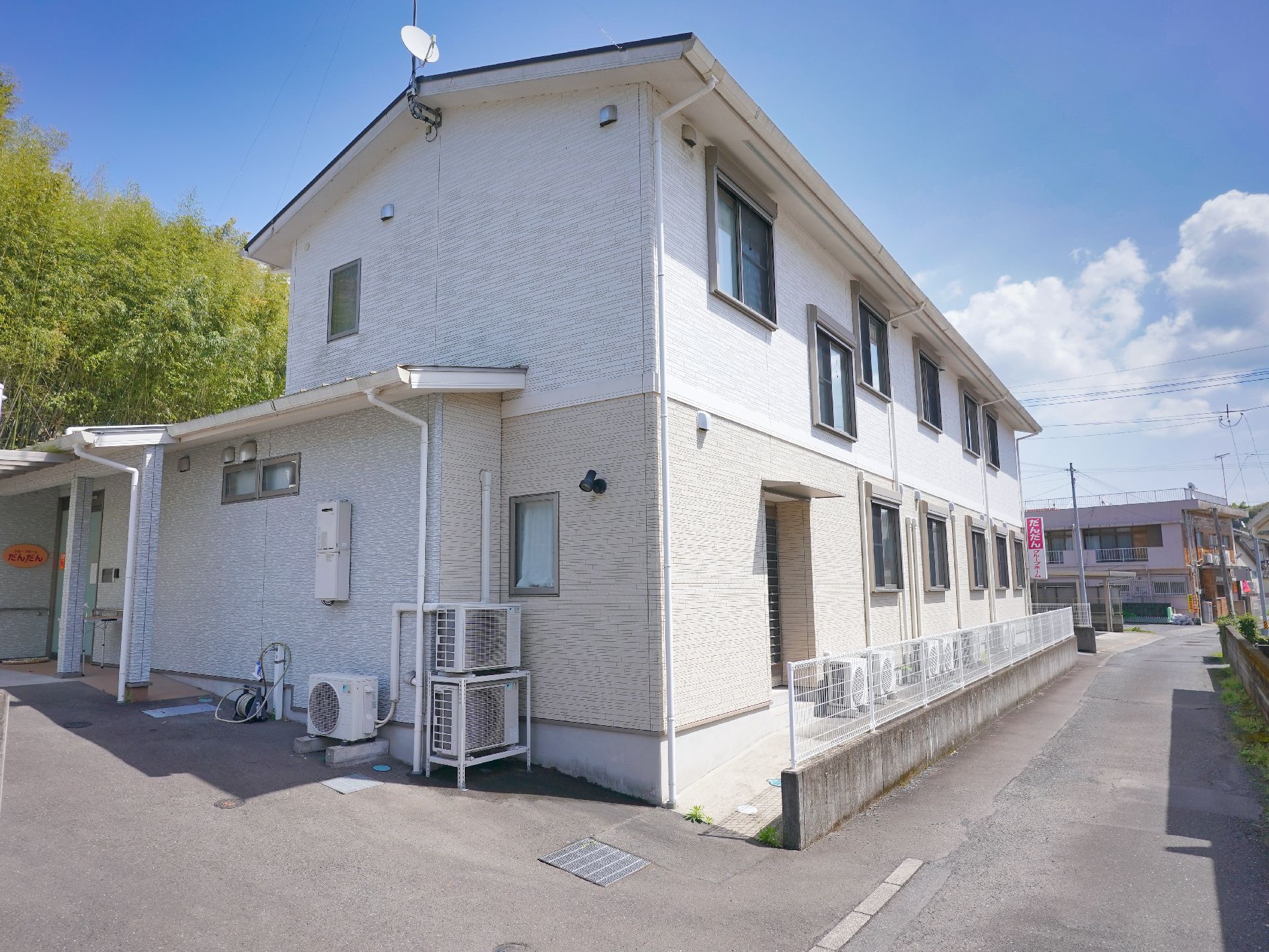 2階建てのグループホームの外観