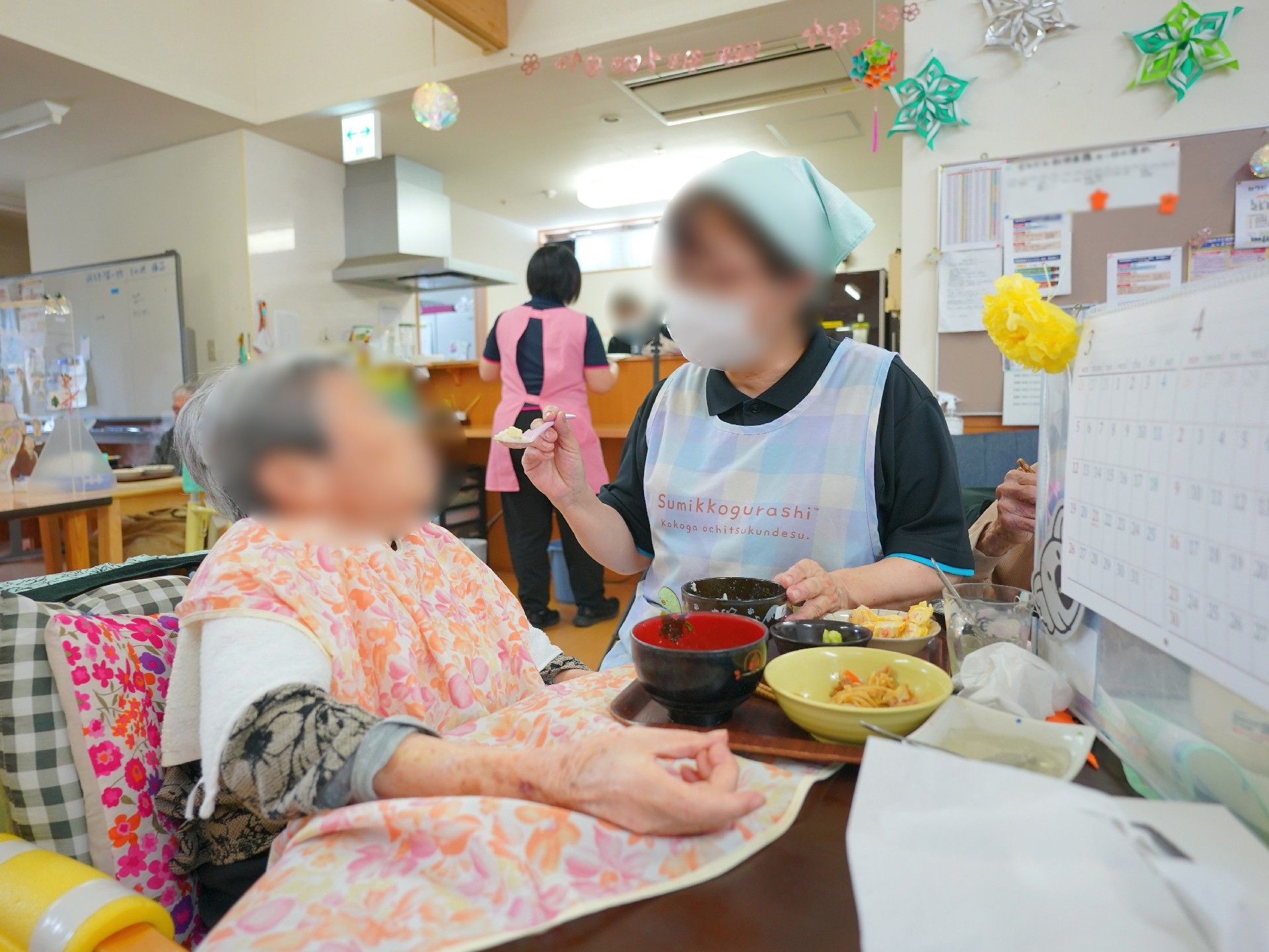 テーブルセットが設置された共用スペース