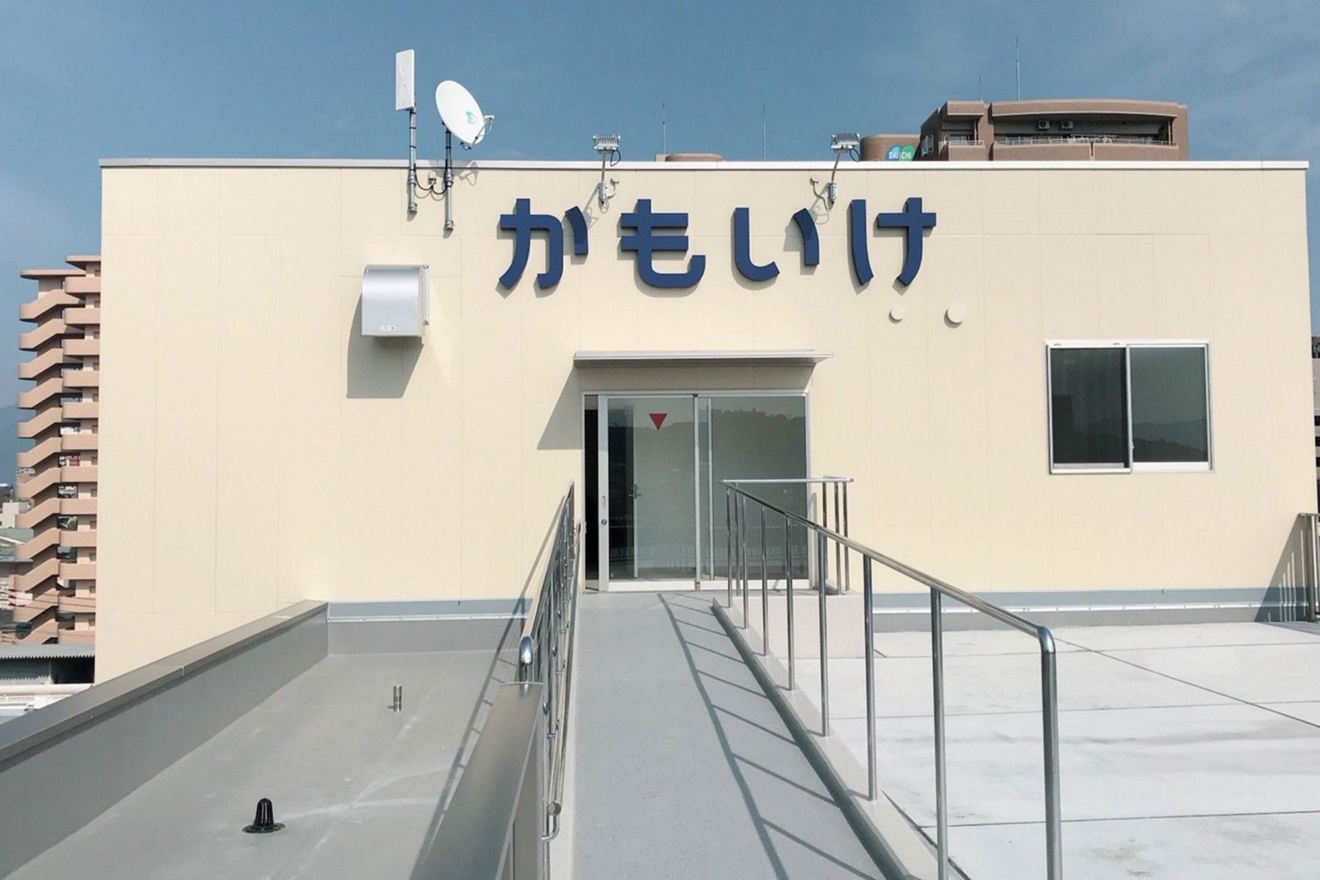 明るいエントランスの施設