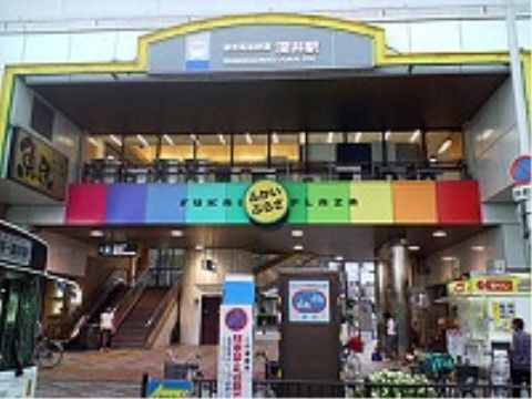 かなり大きな駅舎で、駅舎内にある店の看板が正面にある。10色も使われている、非常にカラフルな看板である。