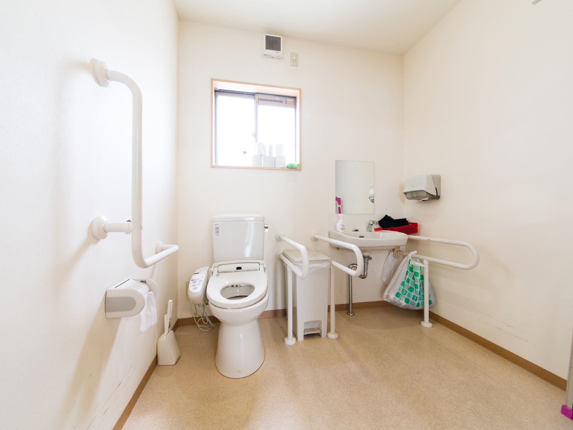 車椅子の方のために、共用トイレの個室は広々としている。洋式トイレ、ゴミ箱、洗面台が横に並んでおり、それぞれに手すりが設置されている。