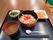 施設内で提供されている食事は、高齢者が食べやすいように柔らかく調理されている。また食材を細かく切るなどの配慮もしている。