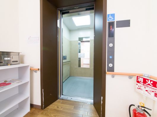 エレベーター内