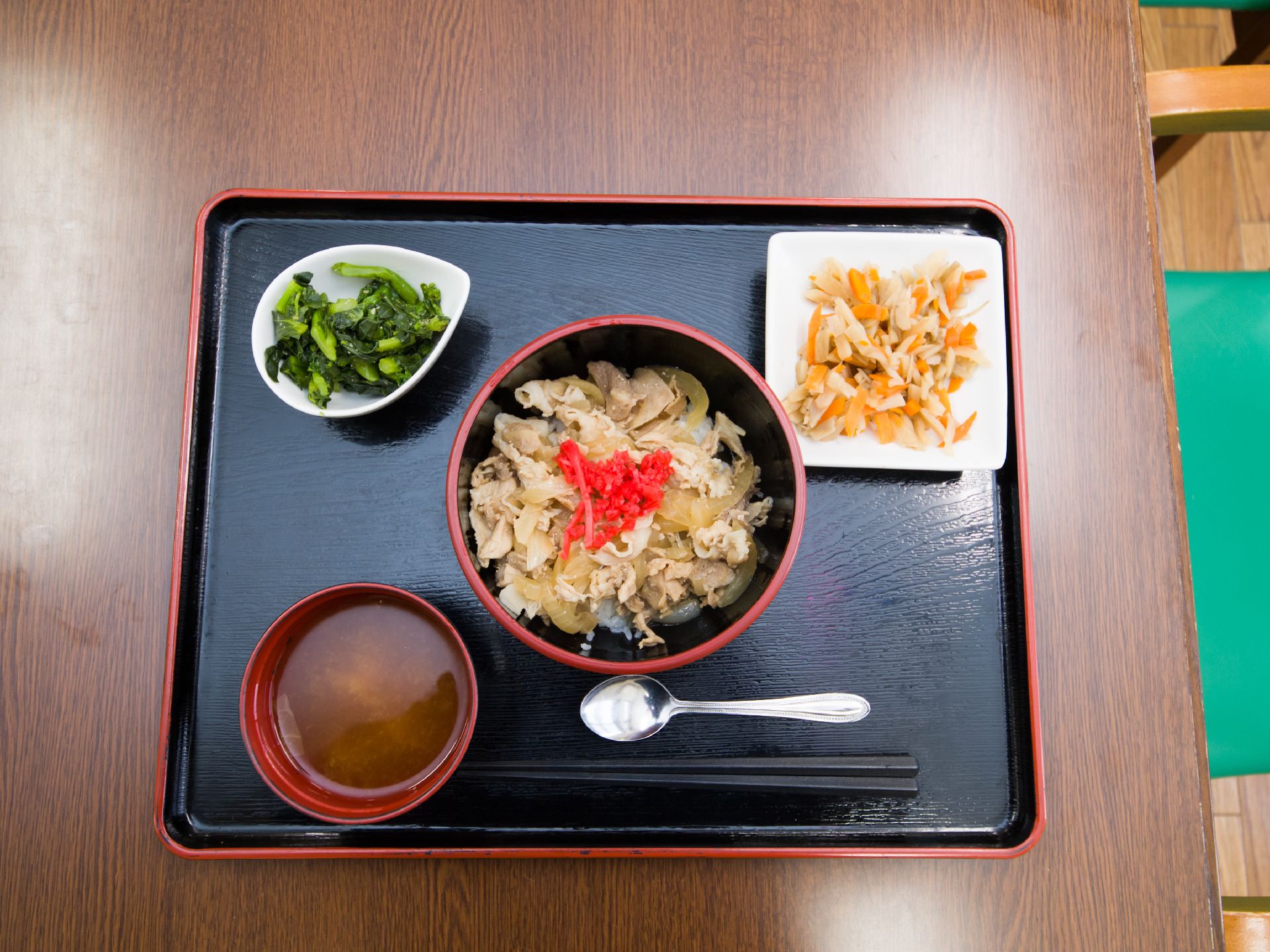 入居者の食事はさまざまな食材を使った献立となっている。たとえば牛丼に煮物におひたしなど、毎日こだわりの料理が提供されている。