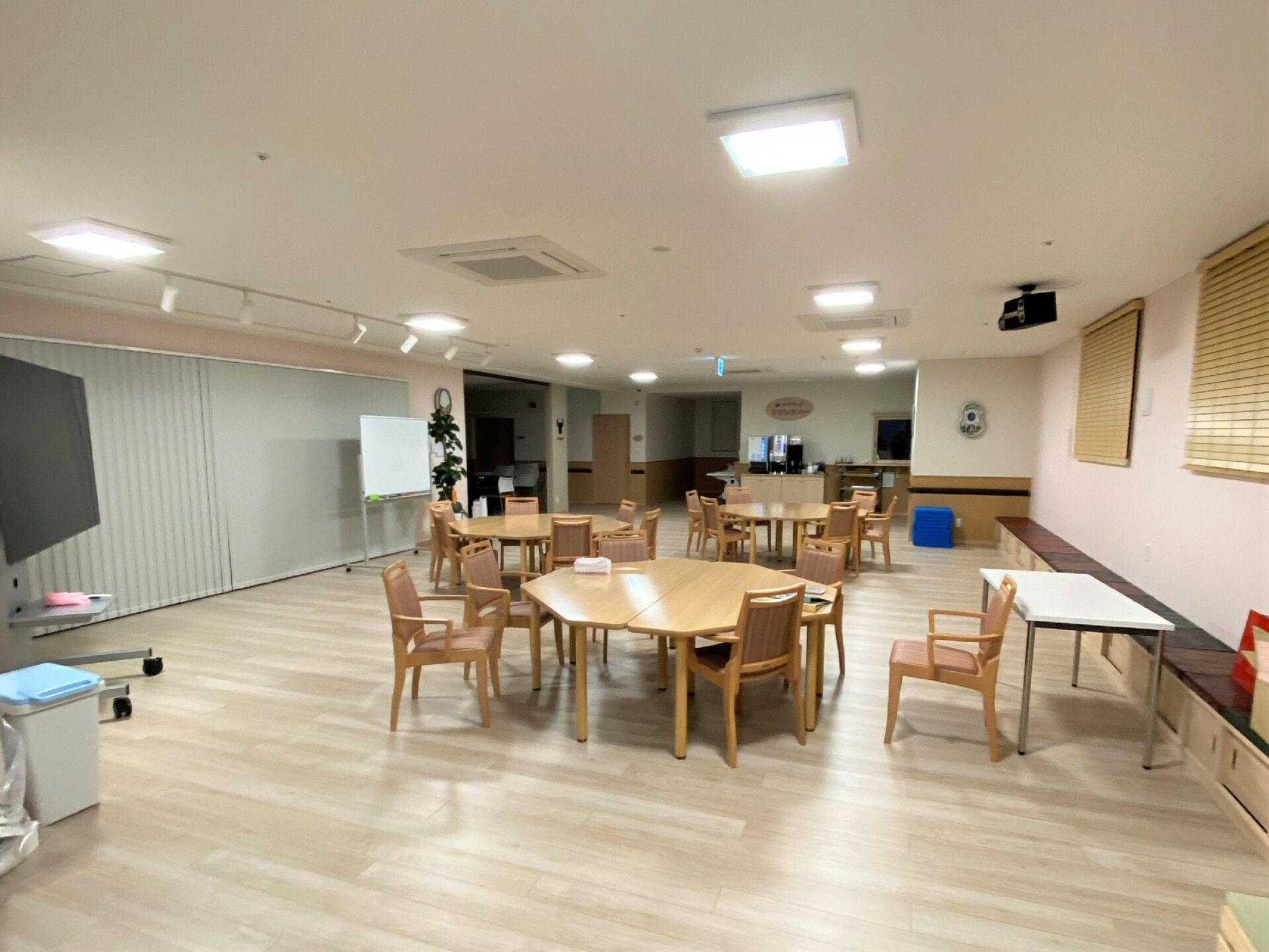 広々とした食堂には六角形のテーブルセットが複数設置され、木製の椅子がセットされている。ホワイトボードや長テーブルもあり、大きな窓も付いている。