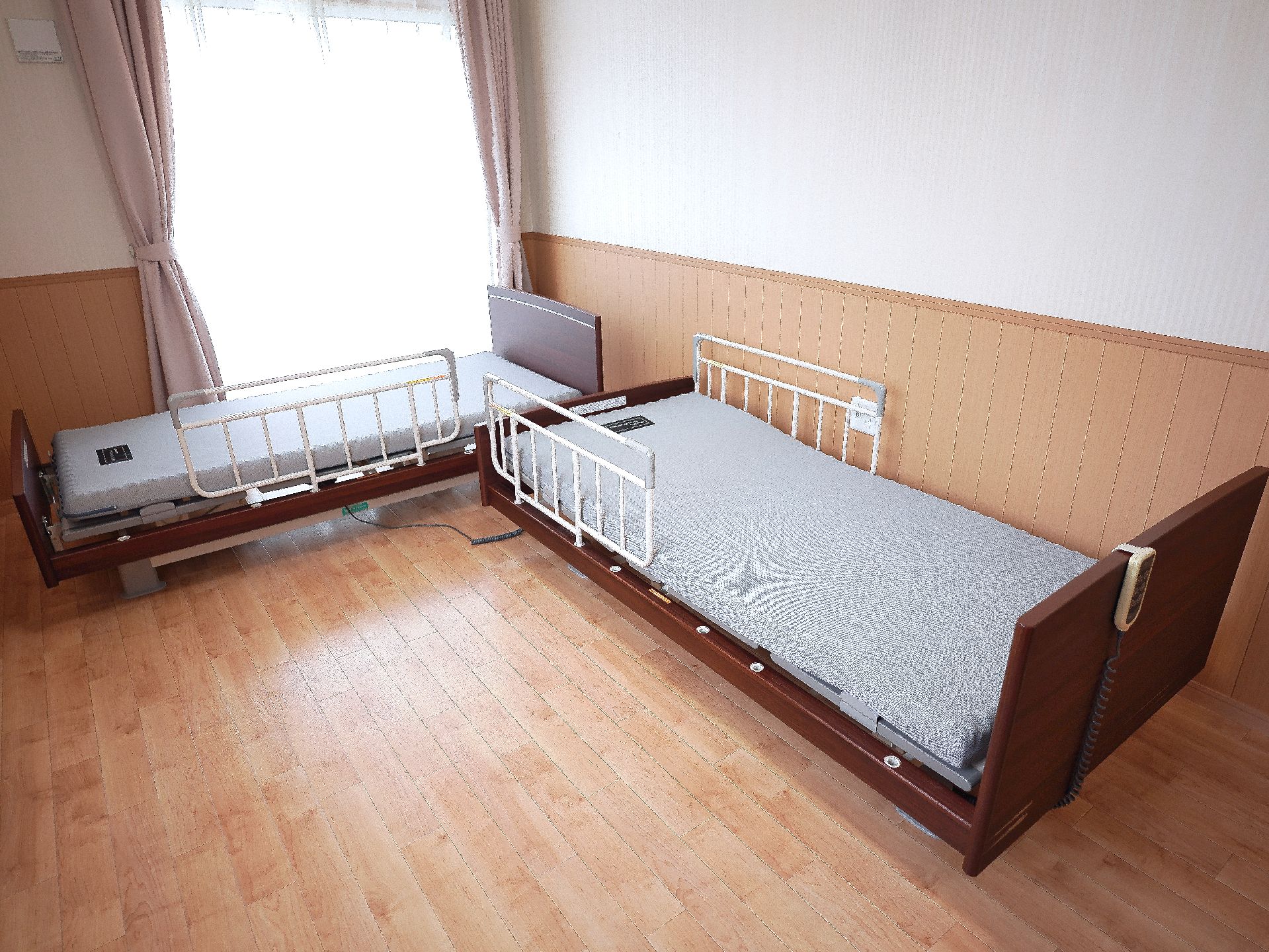 介護ベッドが二つ置かれている夫婦用の広めの居室