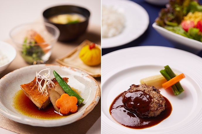 白いクロスに並んだフランス料理。肉、スープ、パンにコーヒー、ケーキなどもある。