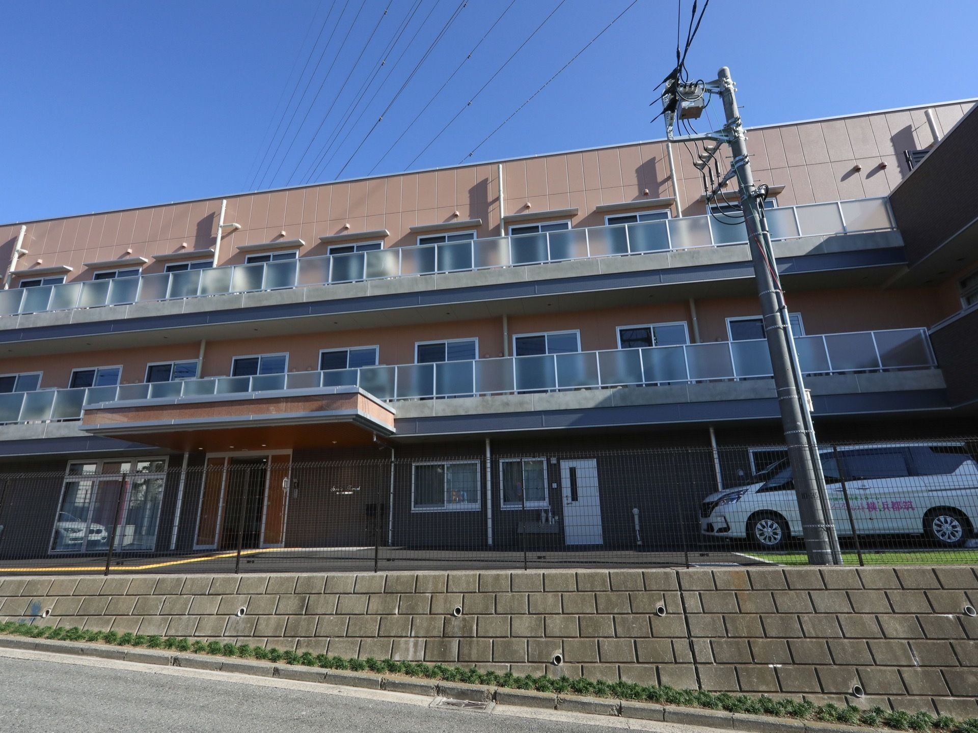 施設は４階建ての建物である。２階と３階には、バルコニーがある。敷地はフェンスで囲まれている。
