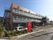 閑静な住宅街に建っている３階建て施設である。外階段が設置されており、各フロアに陽当りの良いバルコニーが設けられている。