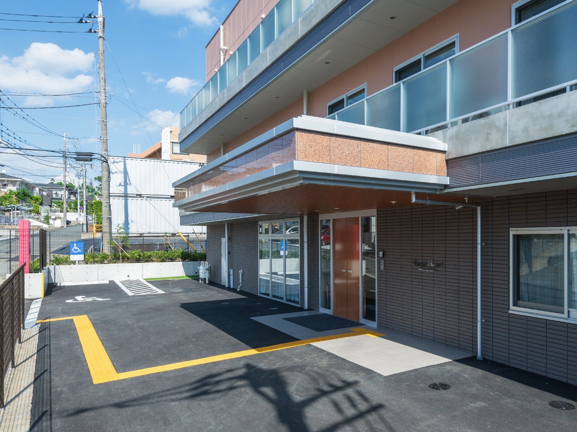 玄関周辺には花や木が植えられ、大きな車寄せが付いている。