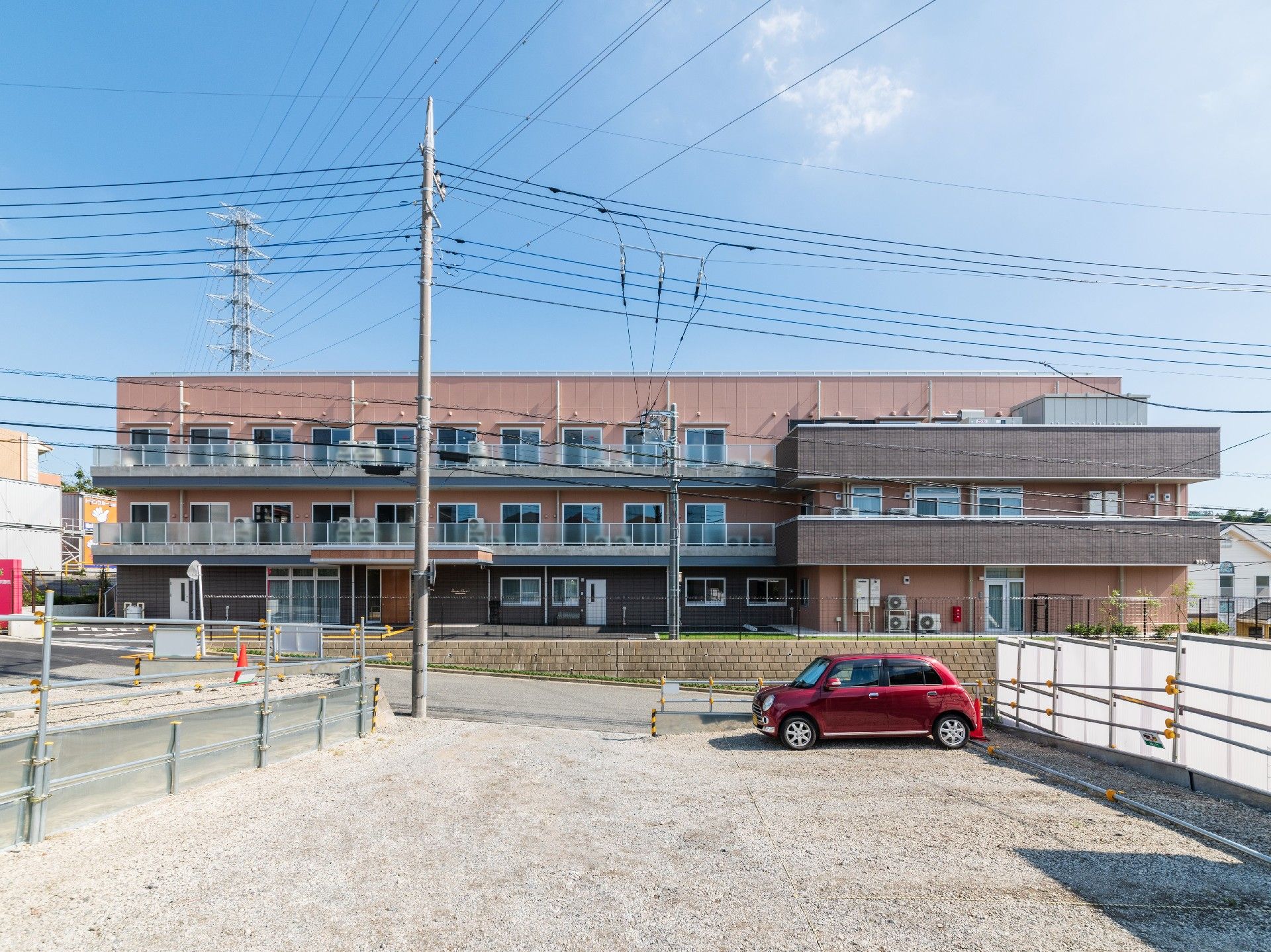 ブラウンを基調とした建物。どっしりとしたたたずまいでベランダや屋外階段もついている。