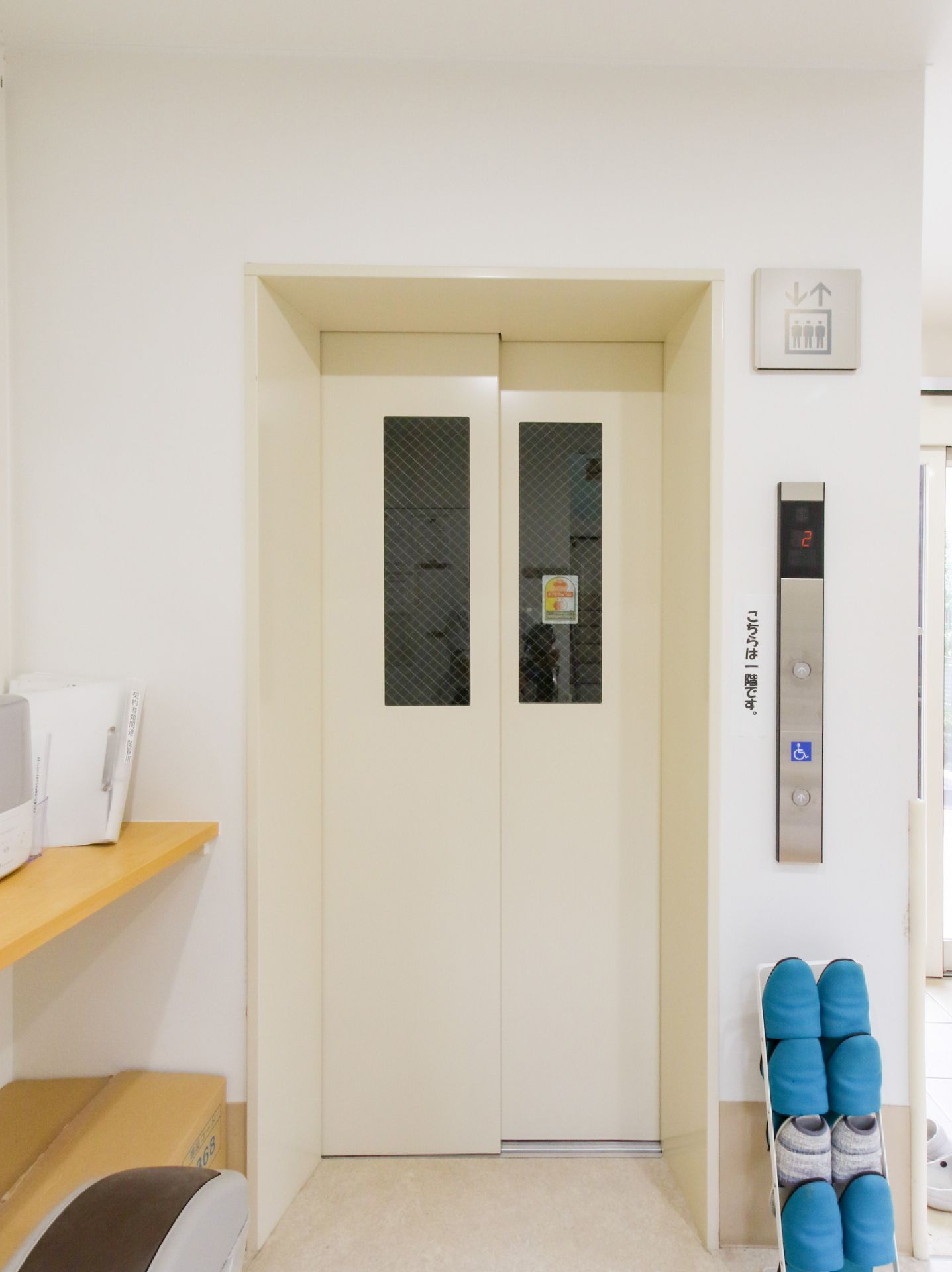 安全に利用できるように室内に手すりが付いているエレベーター