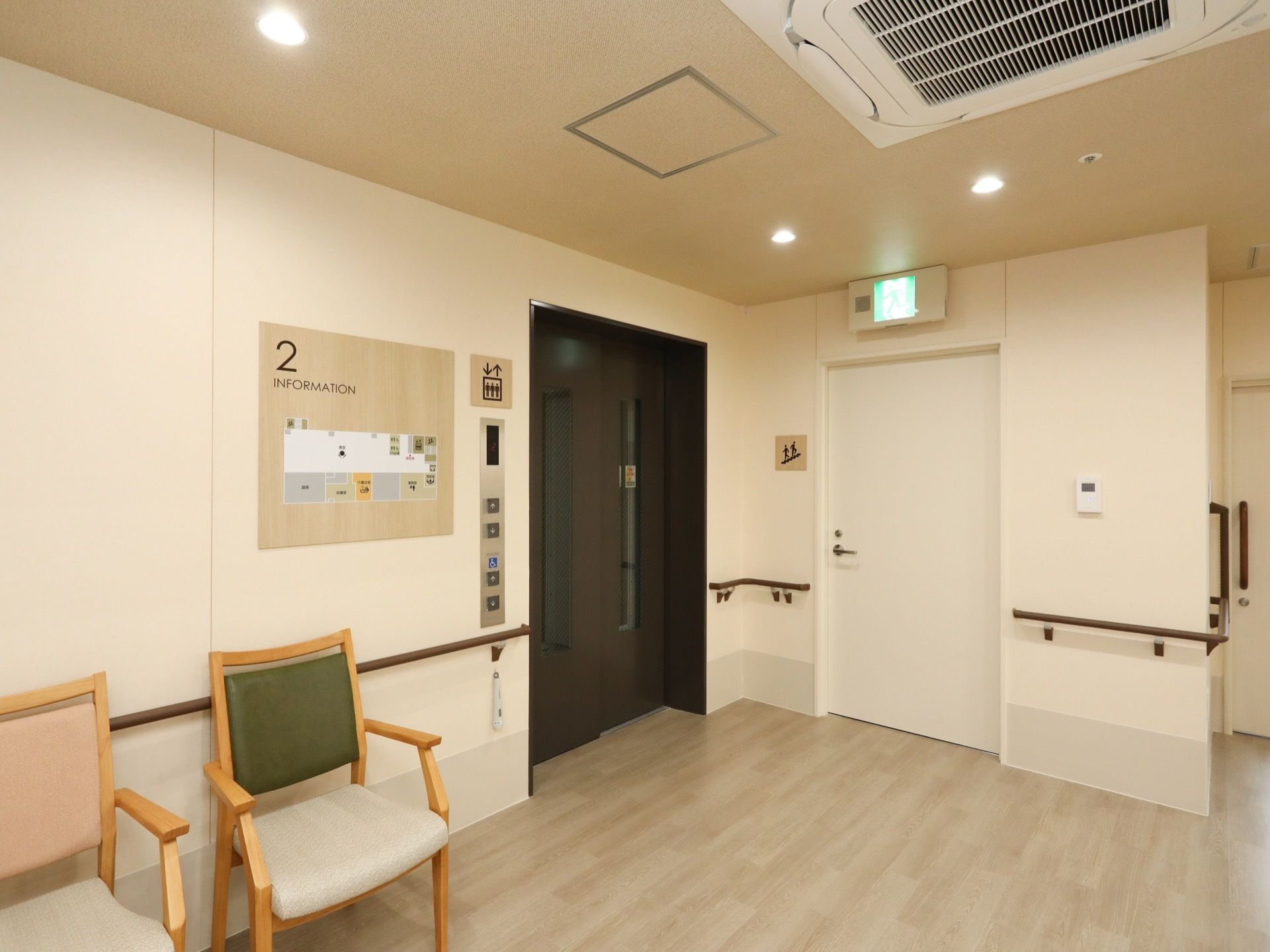 階段前は扉で仕切られており、上部に非常口の看板が設置されている。エレベーター前のフロアは、充分なスペースが確保されている。