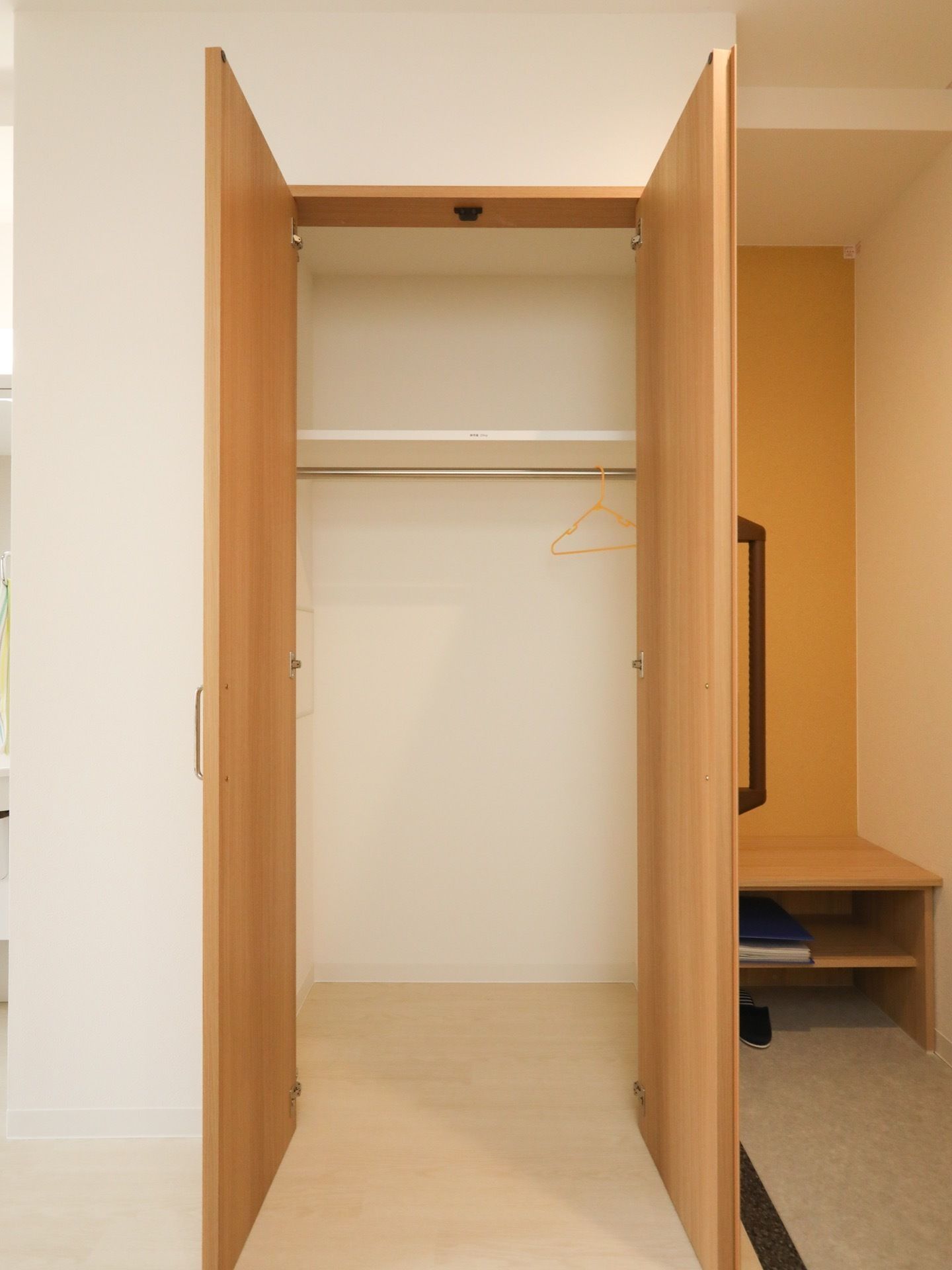 居室のクローゼットは高さがあり、奥行きもあるので荷物が多く収納できる。扉は両開きで中の物を出し入れしやすい。