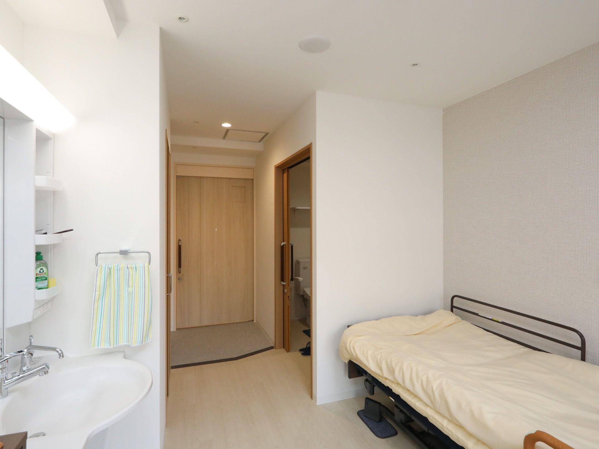ワンルームタイプの居室では、入口のそばに洗面台やトイレといった水廻り設備が集約されている。部屋の中央は通路として空けてある。