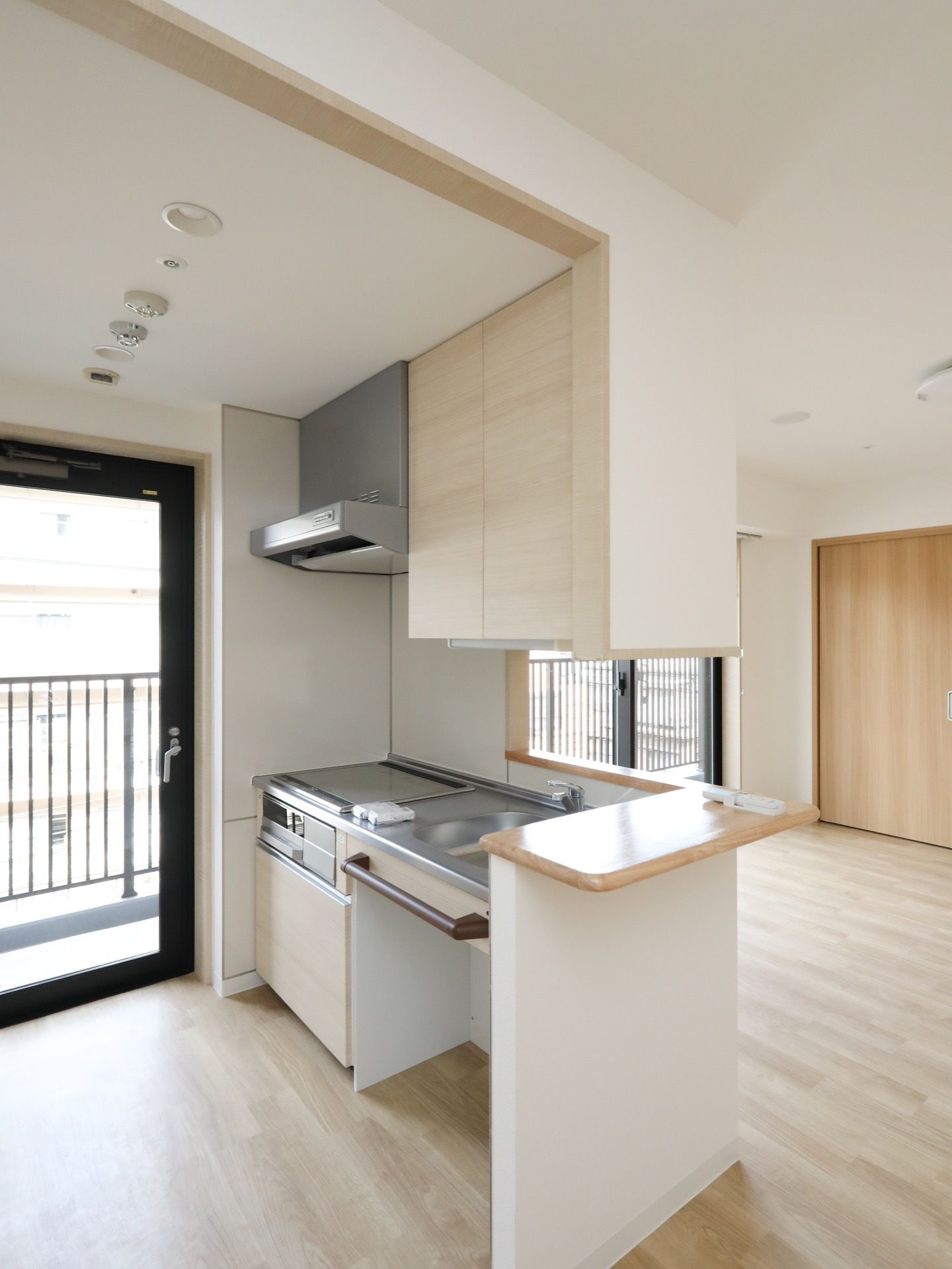 2人部屋にあるキッチンはミニサイズだが、広々として利用しやすい雰囲気。安全のため、流し台には手すりが取り付けてある。