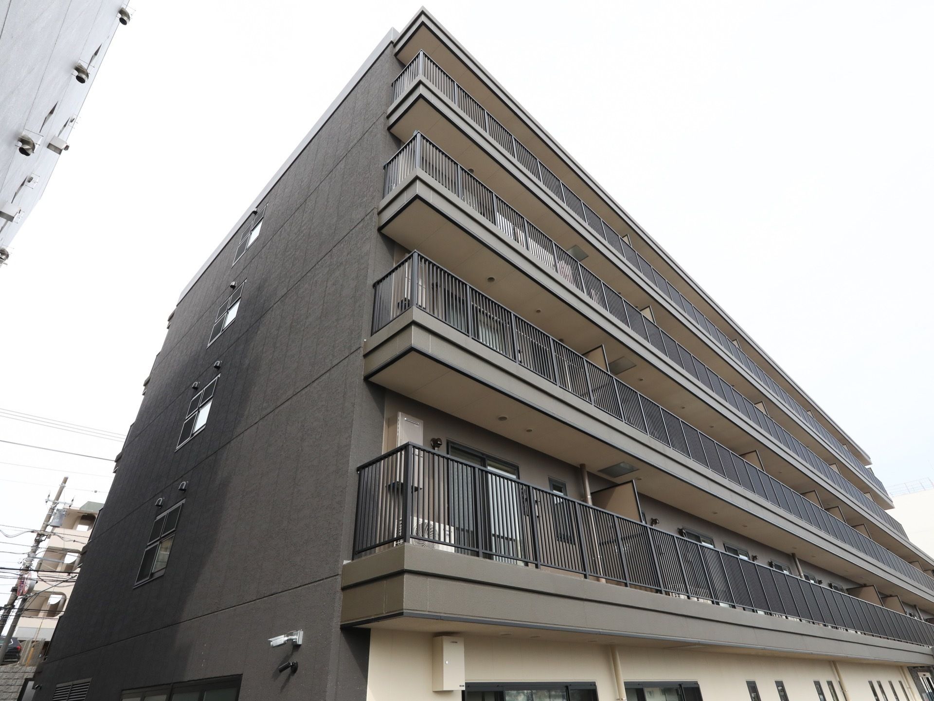 隣の建物との間には、防犯カメラやセンサーライトなどが設置されている。夜間でも安心して利用ができるよう対策されている。