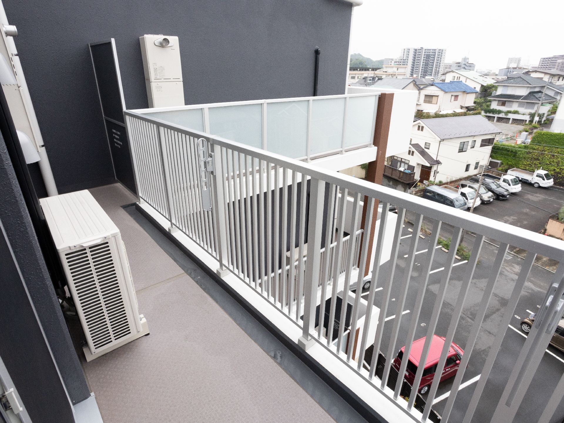 居室ごとに設置され、遠くまで見渡すことができるベランダ