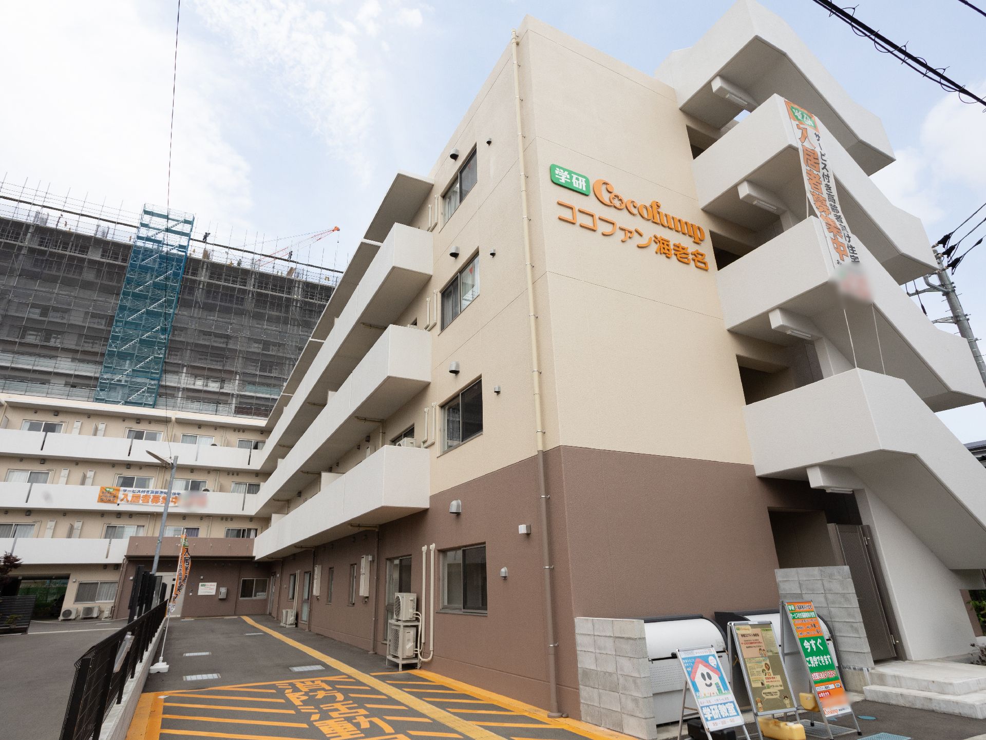 シックな色合いで、老人ホームとは思えないほどお洒落感のある施設の外観