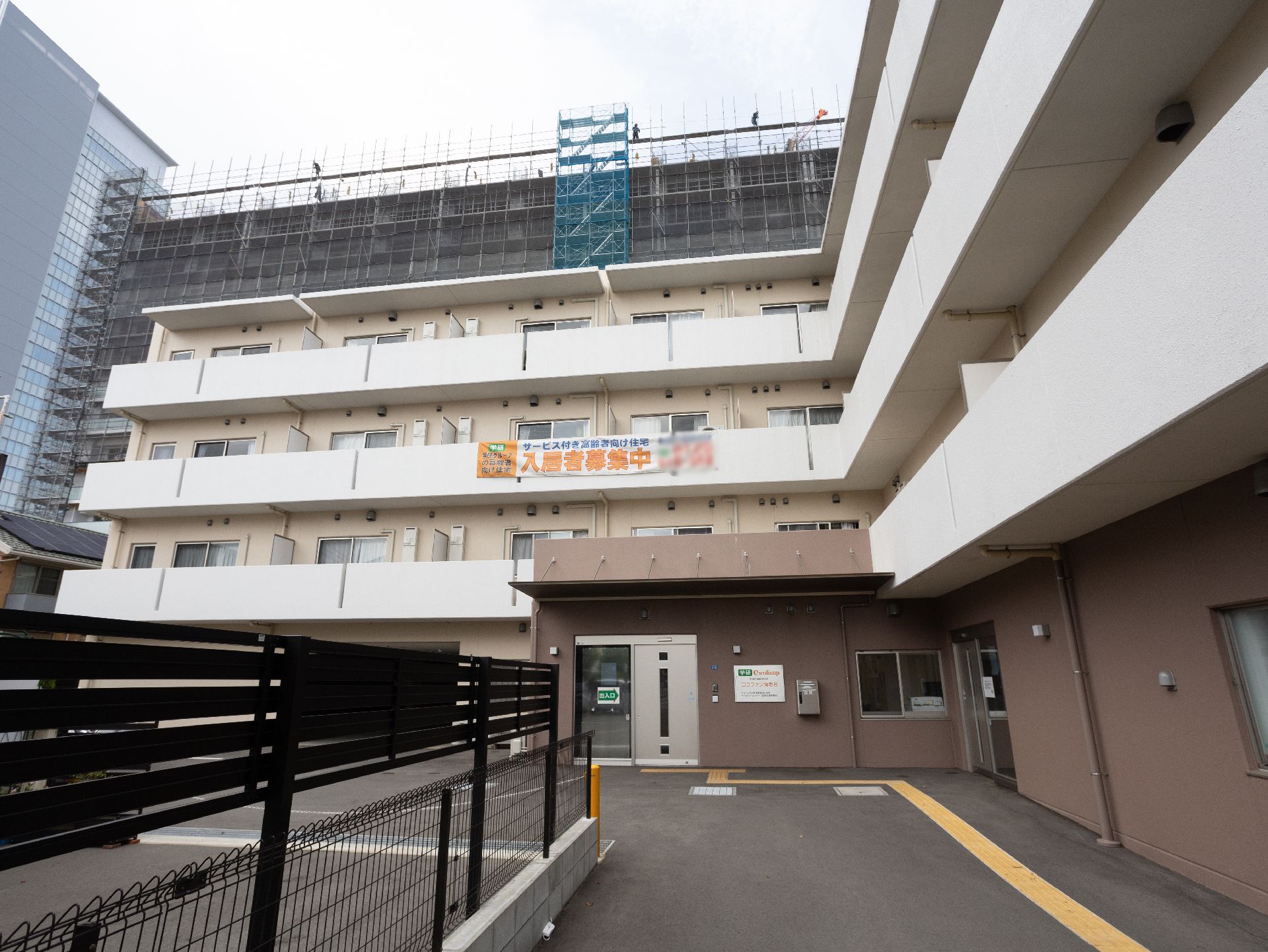 落ち着いた色合いで、老人ホームとは思えないスタイリッシュな外観